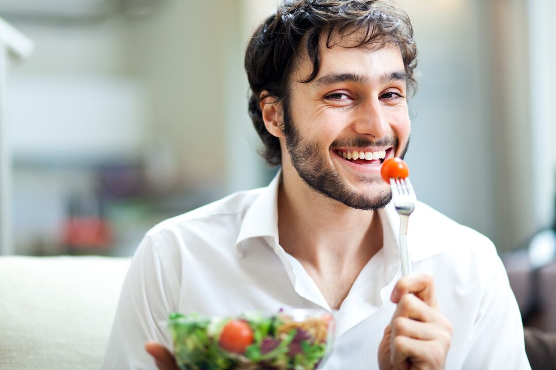 man eet groenten voor potentie