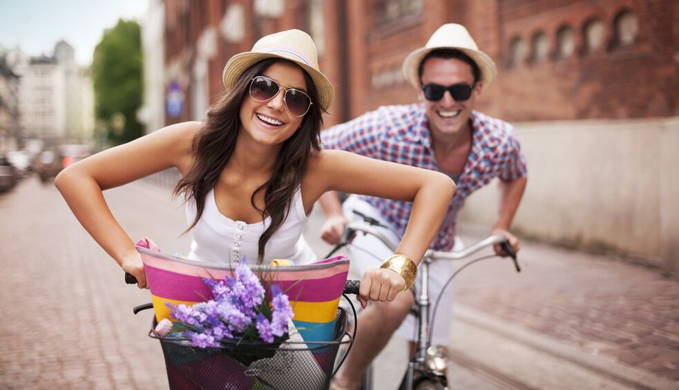 Vrouw met een man op fietsen